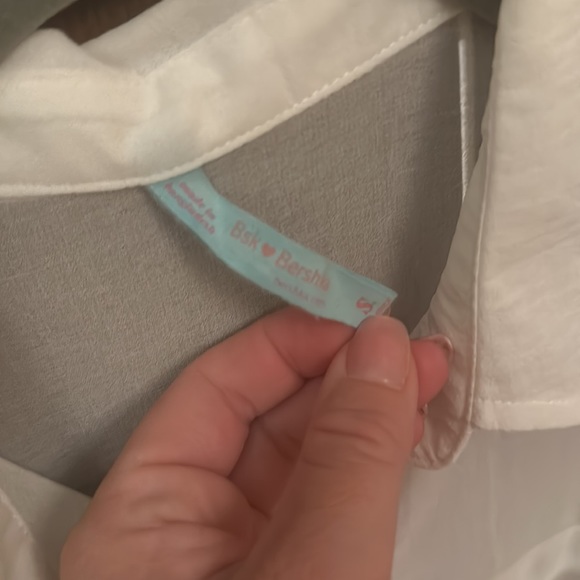 Small BSK Berska white sleeveless button up top - Picture 2 of 3